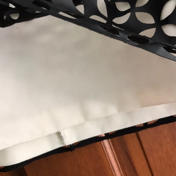 2/$50 VINCE CAMUTO Vegan Laser Cut Leather Skirt Size 6 - Picture 5 of 6
